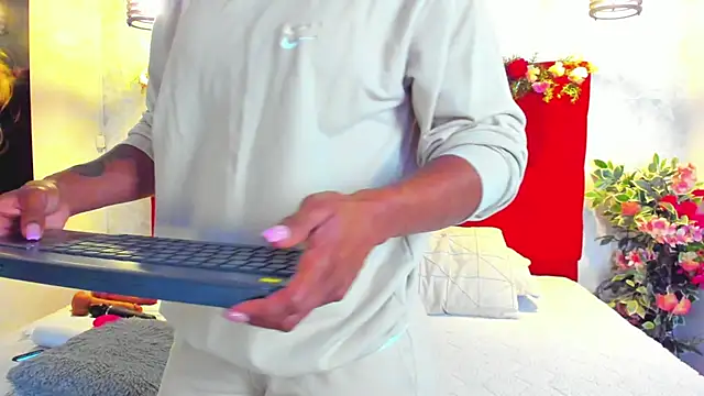 Snapshot of SilvannaFit chatting on 06.07.26 SilvannaFit online show from 06.07.26