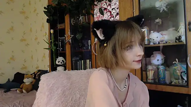 Snapshot of cloudgirrl chatting on 03.09.25 cloudgirrl online show from 03.09.25