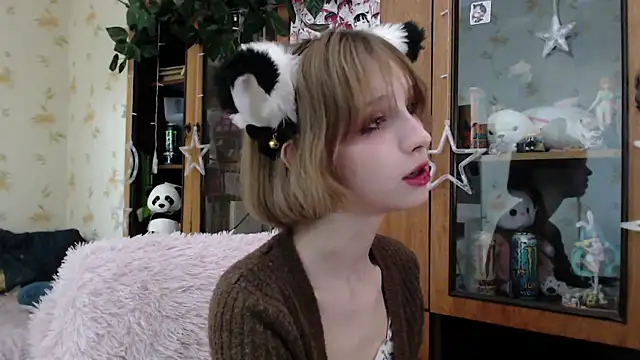 Snapshot of cloudgirrl chatting on 03.22.25 cloudgirrl online show from 03.22.25