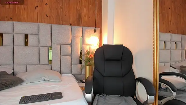 Snapshot of Saori_newman chatting on 09.12.25 Saori newman online show from 09.12.25