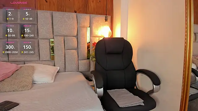 Snapshot of Saori_newman chatting on 10.10.25 Saori newman online show from 10.10.25