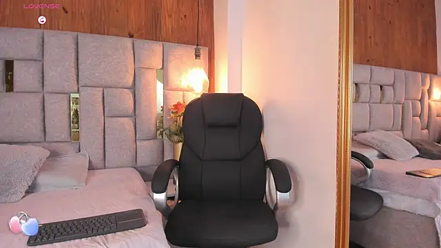 Snapshot of Saori_newman chatting on 10.17.25 Saori newman online show from 10.17.25