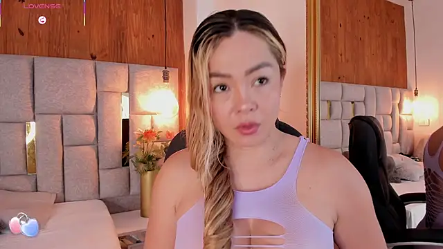 Snapshot of Saori_newman chatting on 10.21.25 Saori newman online show from 10.21.25