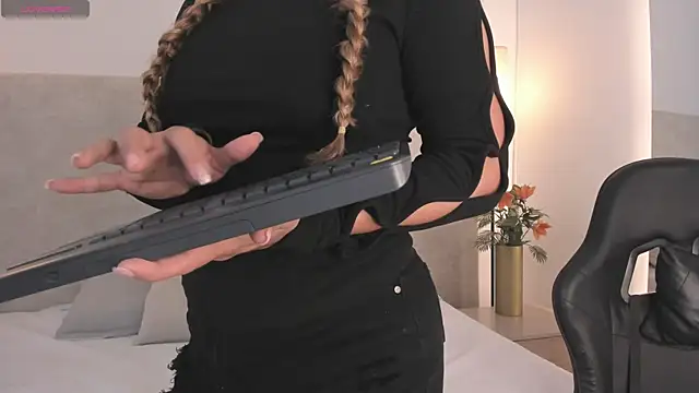 Snapshot of Saori_newman chatting on 11.08.25 Saori newman online show from 11.08.25