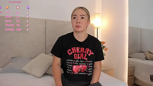 Snapshot of Saori_newman chatting on 11.11.25 Saori newman online show from 11.11.25