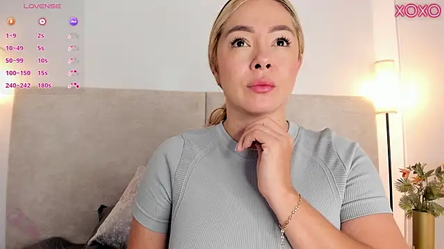 Snapshot of Saori_newman chatting on 11.18.25 Saori newman online show from 11.18.25