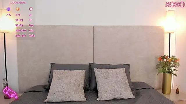 Snapshot of Saori_newman chatting on 12.15.25 Saori newman online show from 12.15.25