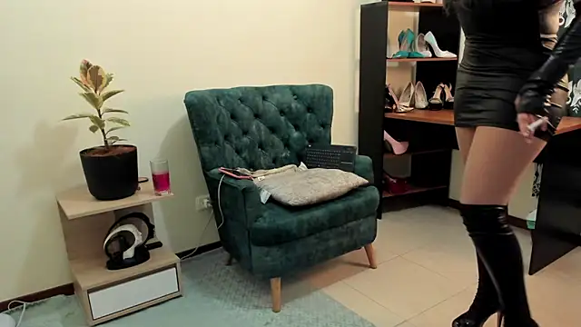 Snapshot of baker_ella chatting on 02.24.25 baker ella online show from 02.24.25