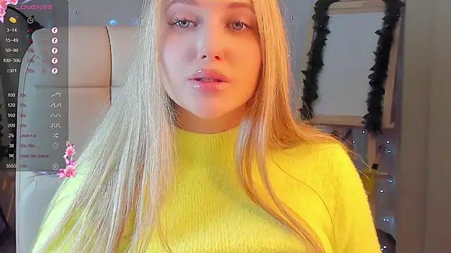Snapshot of Evacadooo chatting on 12.12.24 Evacadooo online show from 12.12.24