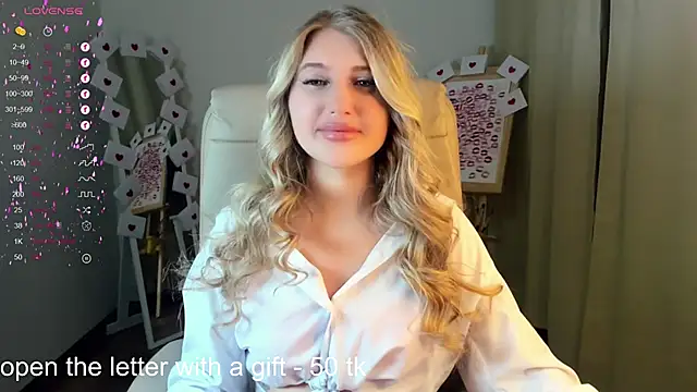 Snapshot of Evacadooo chatting on 02.18.25 Evacadooo online show from 02.18.25