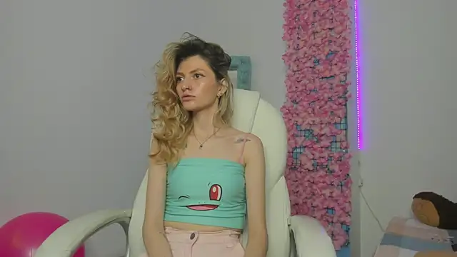 Snapshot of summer_sweet_ chatting on 12.04.24 summer sweet online show from 12.04.24