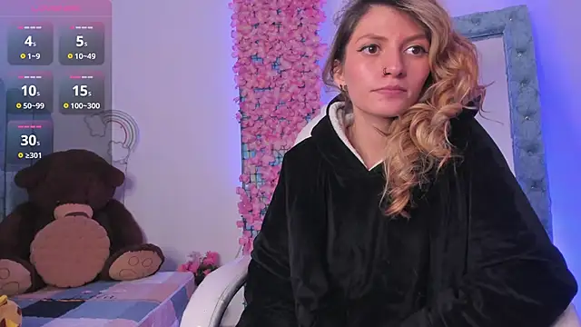 Snapshot of summer_sweet_ chatting on 12.17.24 summer sweet online show from 12.17.24