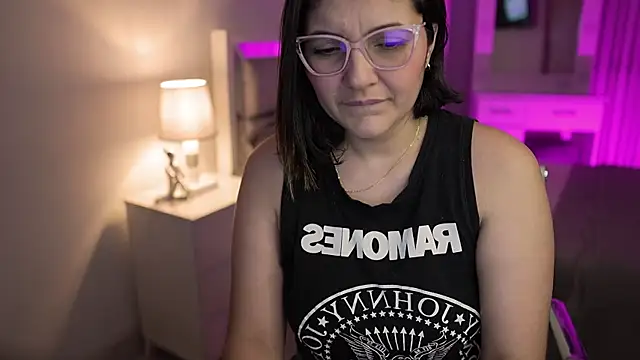 Snapshot of Camilaa_bueno chatting on 12.15.24 Camilaa bueno online show from 12.15.24