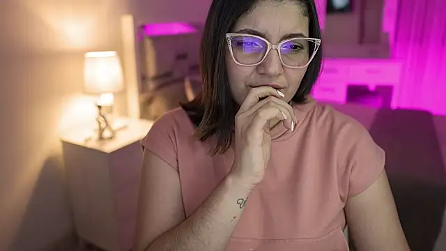 Snapshot of Camilaa_bueno chatting on 12.19.24 Camilaa bueno online show from 12.19.24