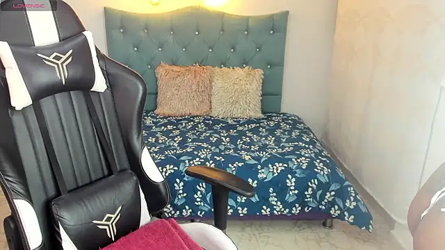 Any topless online show from 03.03.25