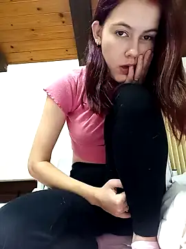 Snapshot of ella_grays chatting on 12.19.24 ella grays online show from 12.19.24