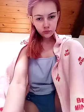 Snapshot of ella_grays chatting on 01.01.25 ella grays online show from 01.01.25