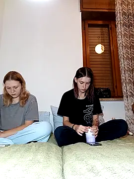 Snapshot of ella_grays chatting on 10.16.25 ella grays online show from 10.16.25