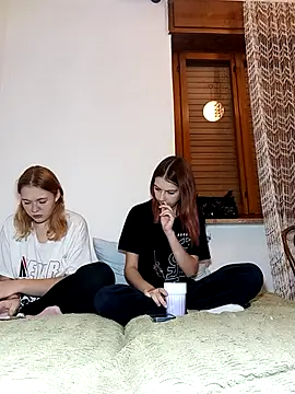 Snapshot of ella_grays chatting on 10.17.25 ella grays online show from 10.17.25