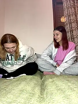 Snapshot of ella_grays chatting on 10.20.25 ella grays online show from 10.20.25