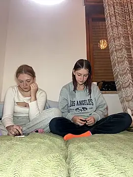 Snapshot of ella_grays chatting on 10.24.25 ella grays online show from 10.24.25