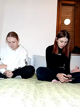 Snapshot of ella_grays chatting on 10.27.25 ella grays online show from 10.27.25