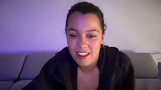 Snapshot of AmaraBella69 chatting on 10.21.25 AmaraBella69 online show from 10.21.25