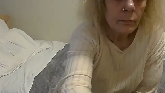 Snapshot of housewife_shantie chatting on 10.21.25 housewife shantie online show from 10.21.25