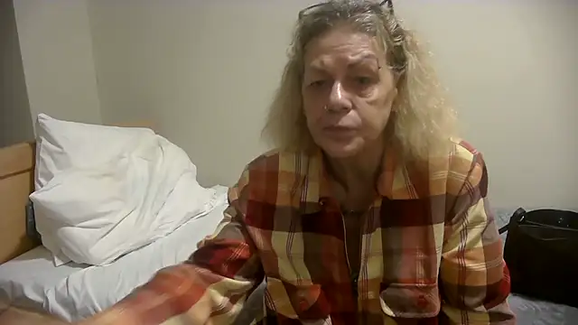 Snapshot of housewife_shantie chatting on 10.23.25 housewife shantie online show from 10.23.25