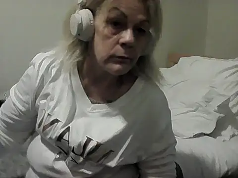 Snapshot of housewife_shantie chatting on 11.14.25 housewife shantie online show from 11.14.25