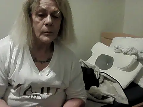 Snapshot of housewife_shantie chatting on 11.15.25 housewife shantie online show from 11.15.25