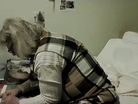 Snapshot of housewife_shantie chatting on 11.24.25 housewife shantie online show from 11.24.25