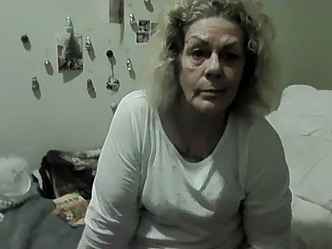 Snapshot of housewife_shantie chatting on 11.28.25 housewife shantie online show from 11.28.25