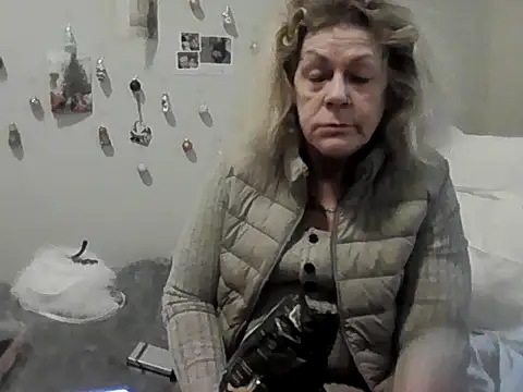 Snapshot of housewife_shantie chatting on 12.01.25 housewife shantie online show from 12.01.25