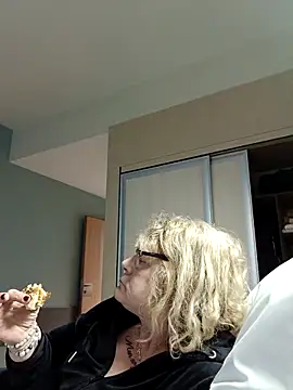 Snapshot of housewife_shantie chatting on 12.17.25 housewife shantie online show from 12.17.25