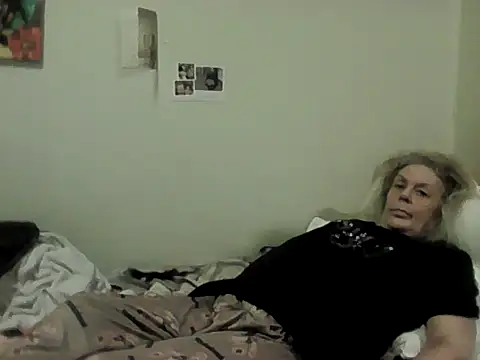 Snapshot of housewife_shantie chatting on 02.10.26 housewife shantie online show from 02.10.26