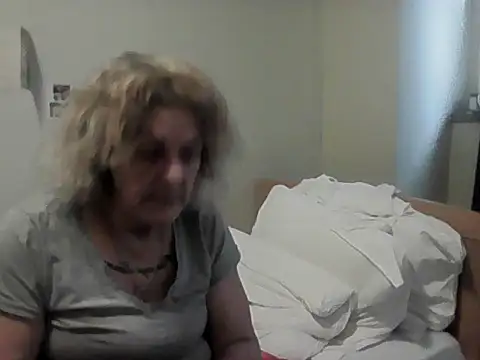 Snapshot of housewife_shantie chatting on 02.28.26 housewife shantie online show from 02.28.26