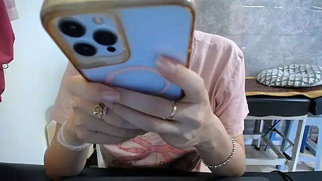 Snapshot of HotQueen chatting on 06.01.26 HotQueen online show from 06.01.26