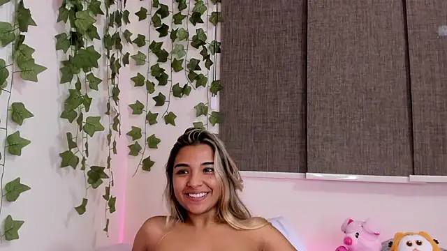 Snapshot of Annebull_ chatting on 01.10.25 Annebull online show from 01.10.25