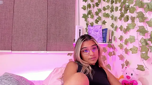 Snapshot of Annebull_ chatting on 02.06.25 Annebull online show from 02.06.25