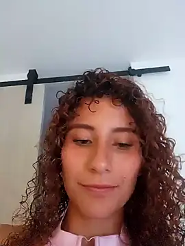 Snapshot of varenkaivanova_22 chatting on 12.18.24 varenkaivanova 22 online show from 12.18.24