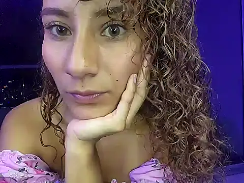 Snapshot of varenkaivanova_22 chatting on 12.22.24 varenkaivanova 22 online show from 12.22.24