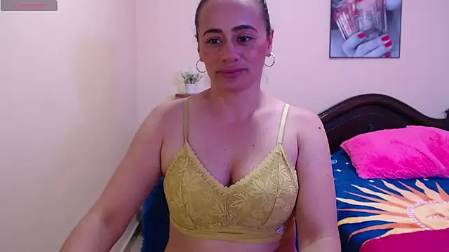 Snapshot of sara_florez1 chatting on 10.13.25 sara florez1 online show from 10.13.25