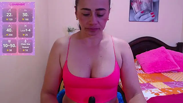 Snapshot of sara_florez1 chatting on 10.14.25 sara florez1 online show from 10.14.25