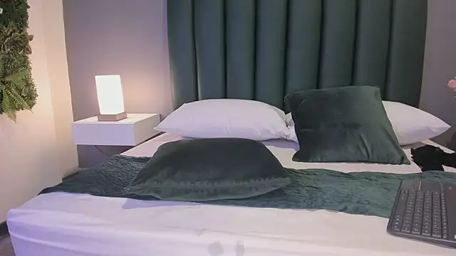 Snapshot of Julia_Martinez_ chatting on 03.20.25 Julia Martinez online show from 03.20.25