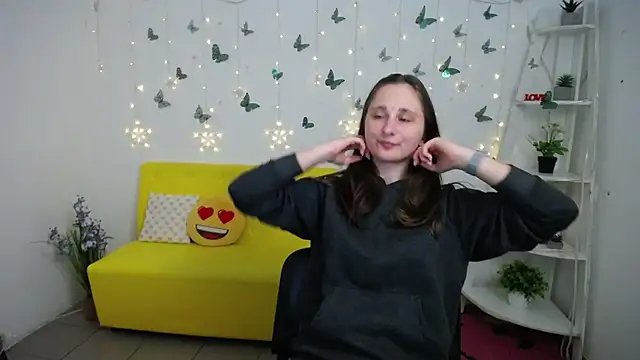 Snapshot of MichelLeee chatting on 03.19.26 MichelLeee online show from 03.19.26