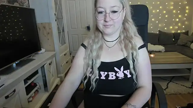 Lillyloo  online show from 10.06.25