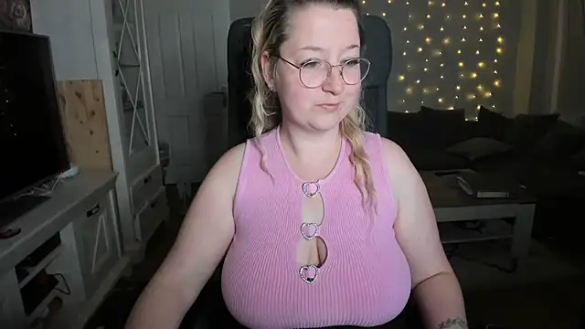 Lillyloo  online show from 11.08.25