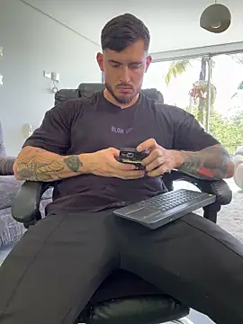 Snapshot of DimitriSullivan_ chatting on 11.04.25 DimitriSullivan online show from 11.04.25