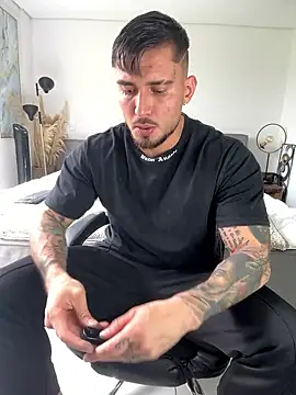 Snapshot of DimitriSullivan_ chatting on 01.12.26 DimitriSullivan online show from 01.12.26